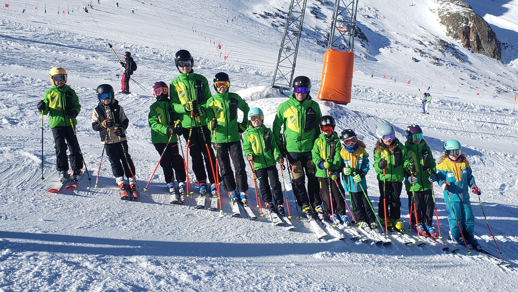 unserer Skifahrer mit ihrem Trainer Torsten Koch